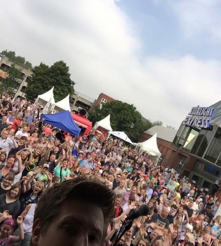 Beeindruckend! Was ein geiler Auftritt war, so fing man den Tag doch gerne an !!! :) Ihr seid d ...