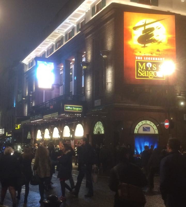 Lieben gruß aus London an euch alle! Ich habe grad Miss Saigon geschaut. Der Ham ...